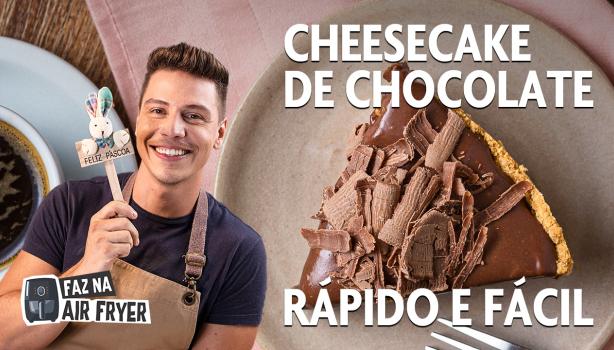 Fotografia mostra homem segurando um palito de madeira com coelho e cheesecake ao fundo.