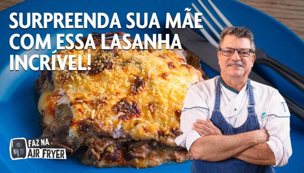 Fotografia mostra um chef de cozinha e um prato de lasanha no fundo.