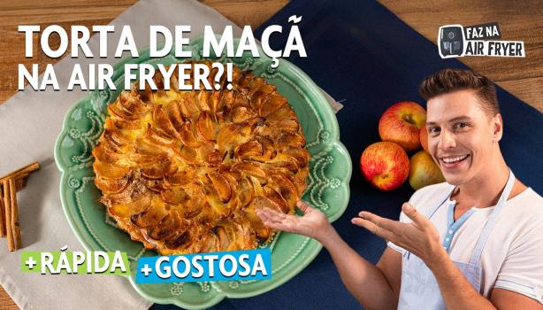 Fotografia mostra um homem apontando com as mãos para uma torta de maçã.