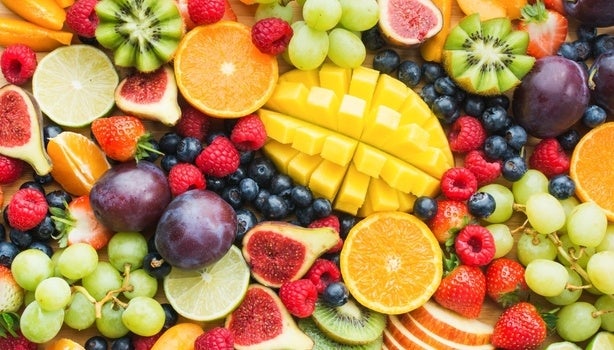 Imagem de frutas variadas como laranja, manga, uvas, kiwi, morangos.