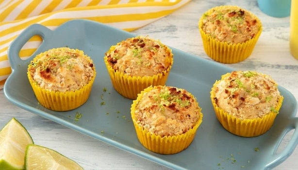 Imagem de muffins de limão em forminhas amarelas sobre um prato azul claro.