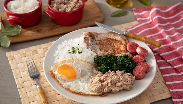 Imagem de um virado a paulista com couve, arroz, tutu, ovo e bisteca.