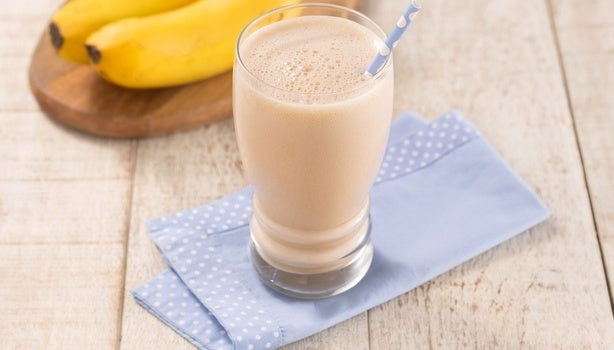 Imagem de um copo de vitamina de banana.