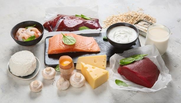 Alimentos ricos em vitaminas do complexo B: carnes, peixe, camarão, ovos, leite, queijos, iogurte, cogumelos e aveia.