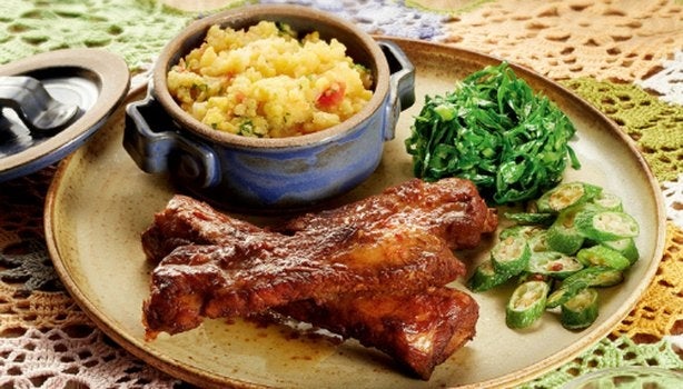 Costelinha de porco com quirera, couve refogada e quiabo.