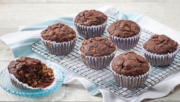 Cupcakes de chocolate sem lactose sobre uma grade.
