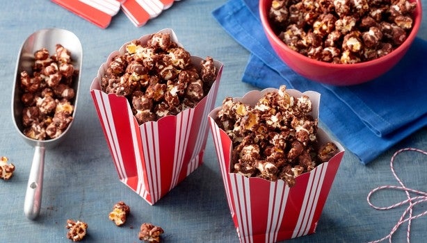 Saquinho vermelho com pipoca de chocolate.