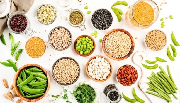 Exemplos de alimentos que são fontes ricas de proteínas vegetais: soja, ervilhas, feijão, lentilhas, grão-de-bico, etc.