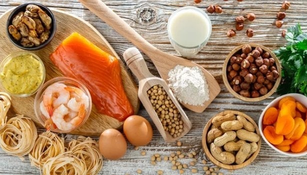 Alergia alimentar: causas, sintomas e alternativas Alimentos que comumente causam alergias alimentares, como ovos, leite, amendoim, camarão, peixes e nozes.