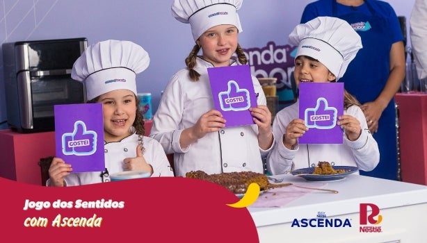 Fotografia de crianças atrás de uma bancada de chef de cozinha.