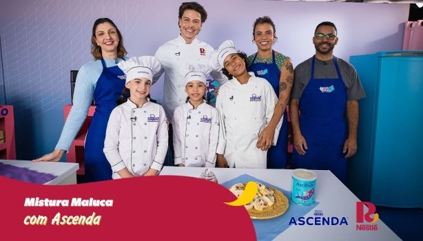 Fotografia de crianças atrás de uma bancada de chef de cozinha.