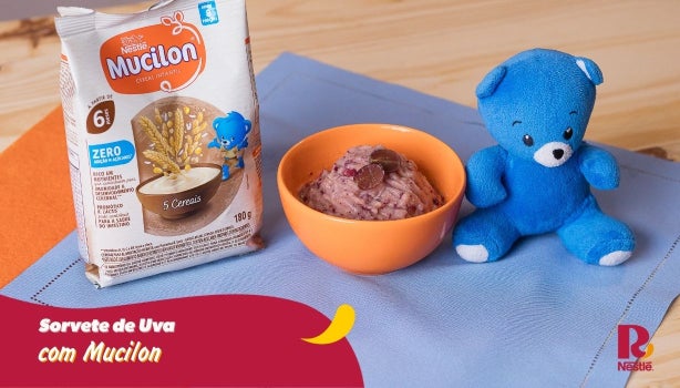 Fotografia de bancada com um bowl laranja com sorvete dentro