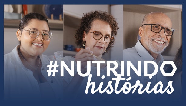 Imagem com três pessoas em ambiente de cozinha, usando óculos, e o texto “#NUTRINDO histórias” sobre fundo azul.