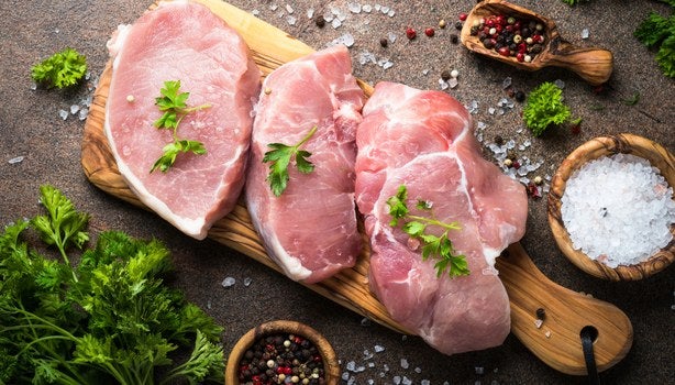 Como temperar carne de porco: o guia de temperos, marinadas e tempo por corte
