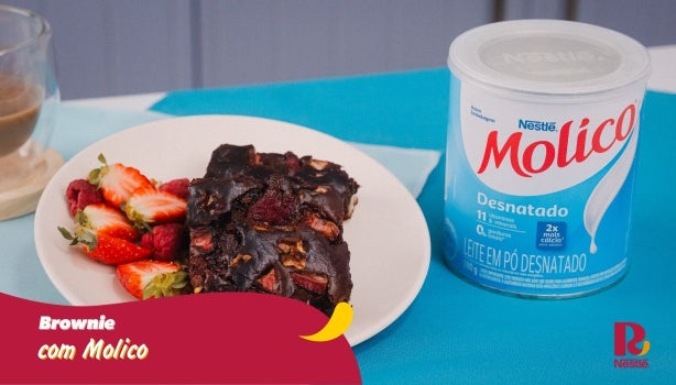 Fotografia de um brownie de frutas vermelhas