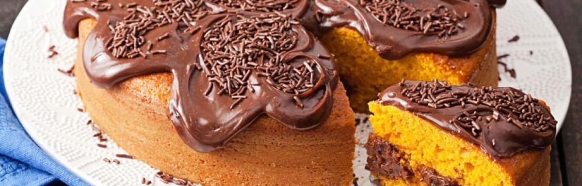 Manual do Bolo Perfeito: Bolo de cenoura com cobertura de chocolate com brigadeiro