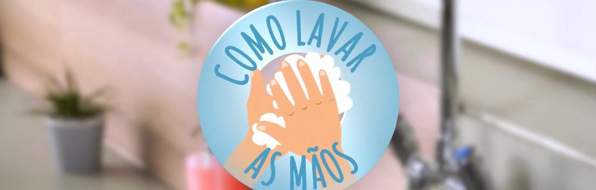 Como Lavar as Mãos: uma pessoa lavando as mãos