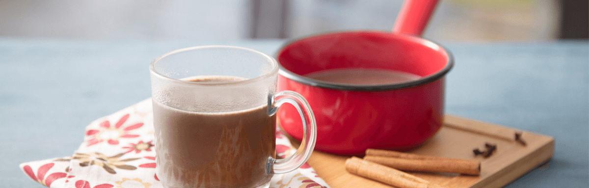 Chocolate quente: Como fazer o chocolate quente perfeito, xícara com chocolate e do lado canela
