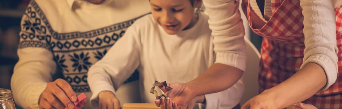 Sobremesas de Natal: uma família preparando biscoitos de natal