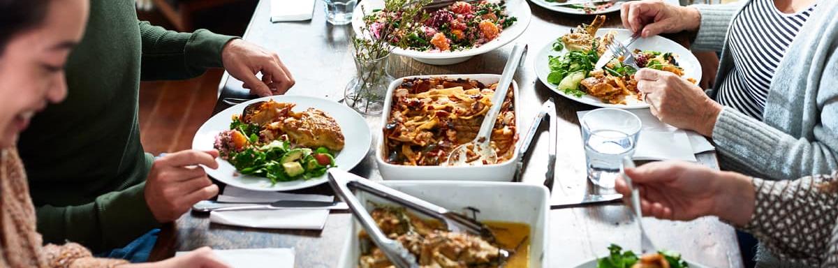 Almoço de domingo: mesa, louças e talheres com frango, salada e muito mais