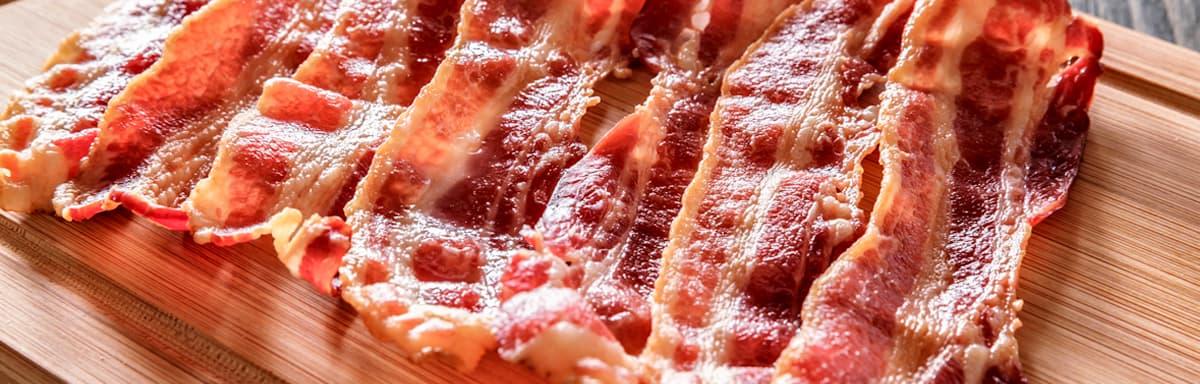 Bacon: Fatias de bacon na tábua de madeira