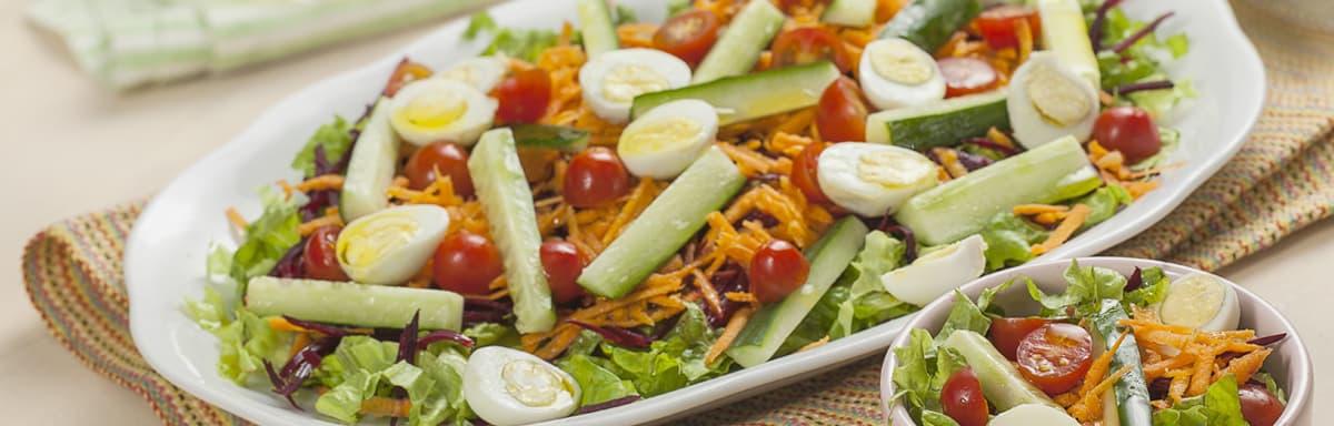 Saladas de Natal: Salada com ovo, tomate cereja, pepino e muito mais