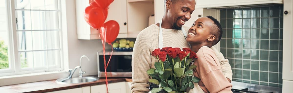 Dia do Amor: Casal negro se abraçando na cozinha
