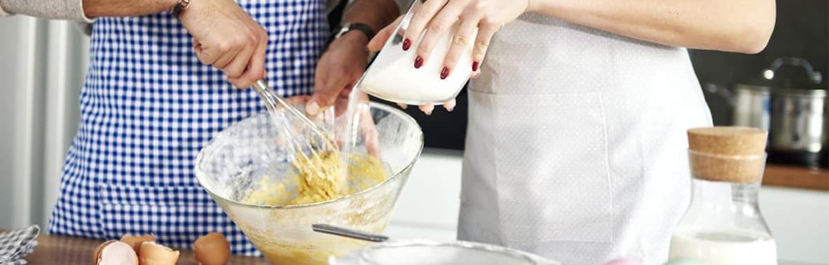 Sobremesa de páscoa: Um homem à esquerda e uma mulher à direita, ambos cozinhando