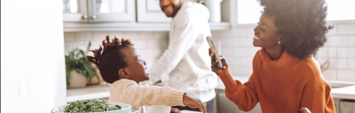 Dia das Mães: Família negra sorrindo na cozinha