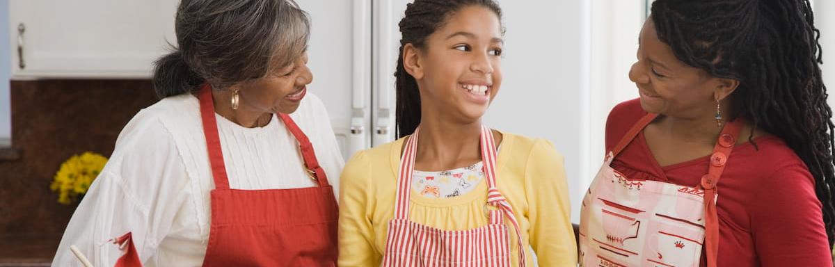 Sobremesa para o Dia das Mães: Três mulheres negras sorrindo na cozinha