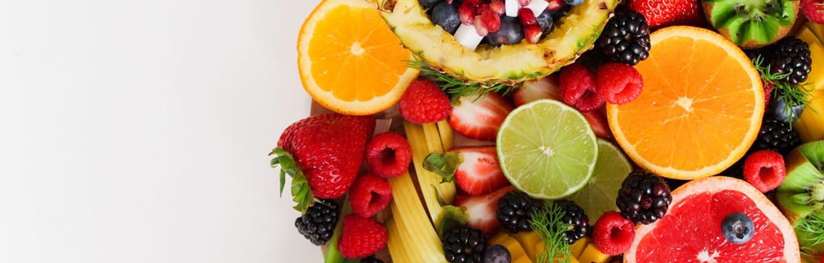 Dia da Saúde e Nutrição: Diversas frutas juntas e misturadas como: laranja, morango, limão e amora