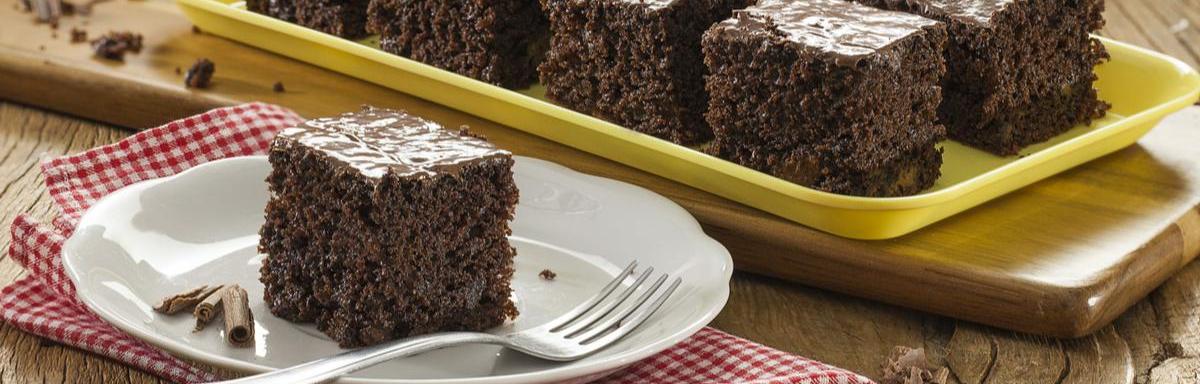 Bolo de chocolate molhadinho: a melhor receita que você vai provar