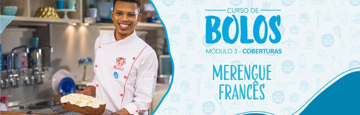 Imagem de um rapaz com uniforme branco com um bolo retangular coberto com um creme os dizeres com o nome do curso e os logos