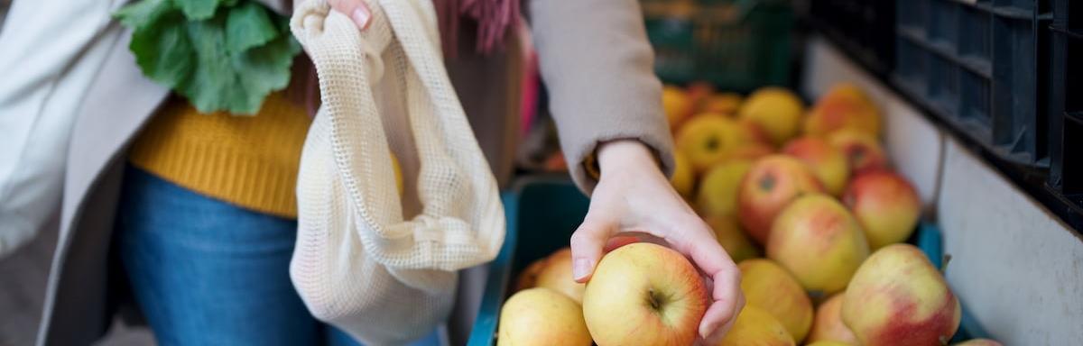 Frutas de Junho, Verduras de Junho: Mulher escolhendo uma maçã