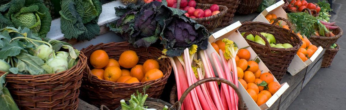Frutas de julho, verduras de julho: Várias frutas e verduras em cestas