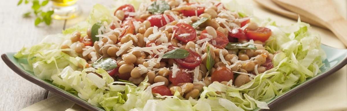 Prato quadrado com salada de alface com grão-de-bico, tomates cereja e queijo ralado