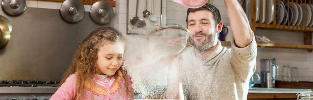 Dia das Crianças: pai cozinhando com a filha