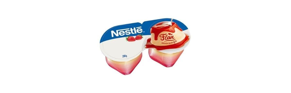 Flan Nestlé com calda de Morango