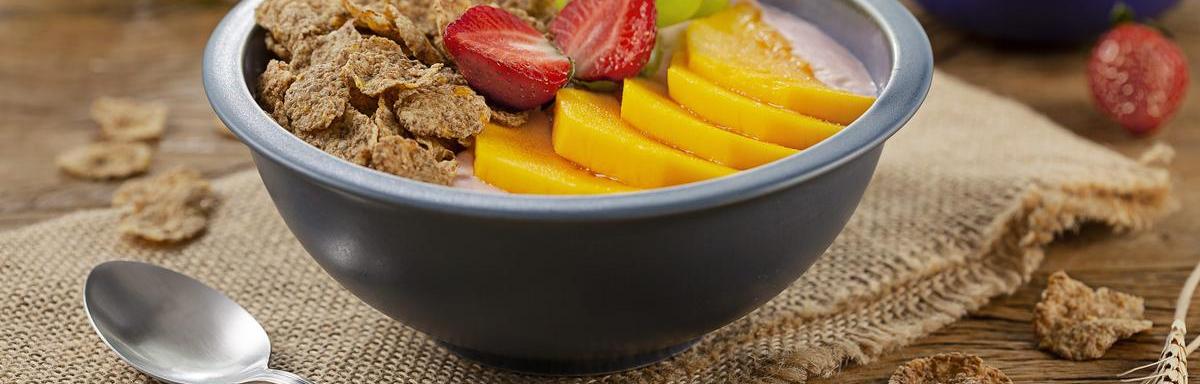 Receitas com iogurte: Poke de Iogurte com Frutas e Cereal