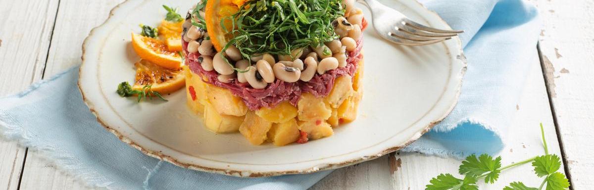 Salada de banana-da-terra, feijão-fradinho, carne-seca e couve-manteiga