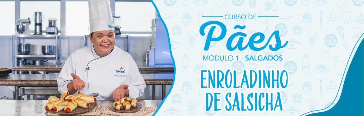 Montagem com a imagem de uma chefe com uniforme branco à esquerda e à direita o título da aula enroladinho de salsicha