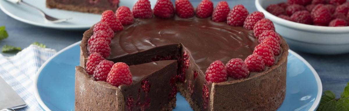 Torta Cremosa de Chocolate e Framboesas