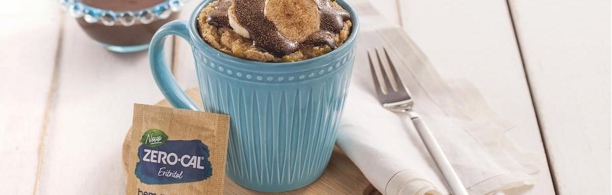 Bolo de Caneca de Banana com Calda de Cacau em cima da mesa