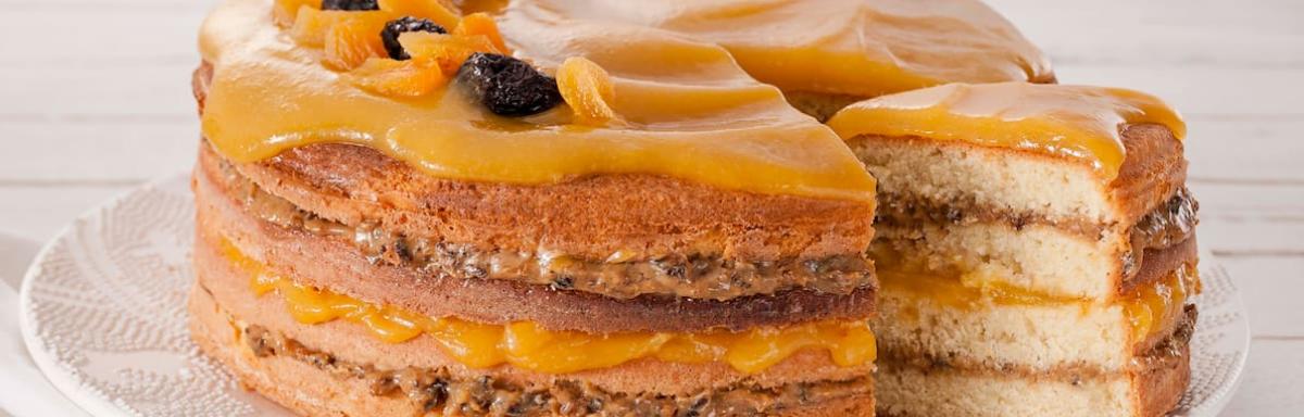 Bolo de coco com recheio de doce de leite e ameixas