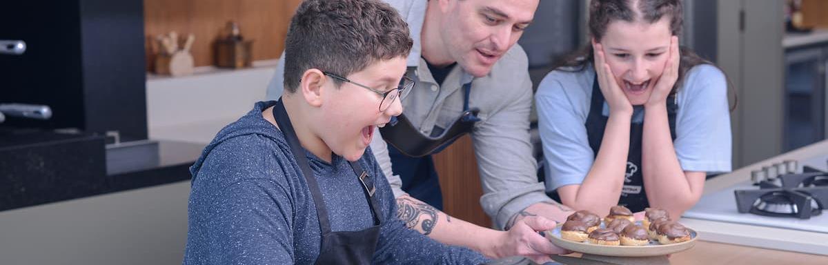 Crianças cozinhando com os pais