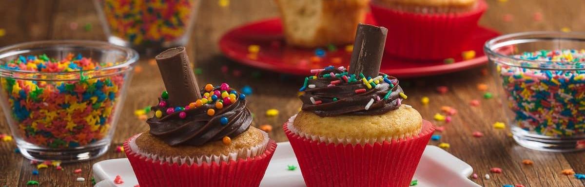 Cupcake Baton enfeitado em cima da mesa