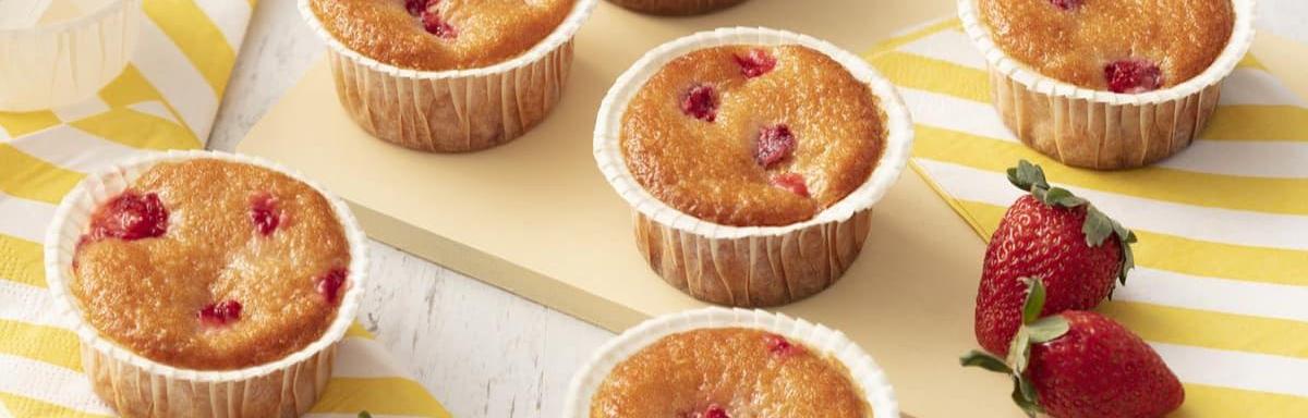 Cupcake Prático de Iogurte com Morango em cima de uma mesa 