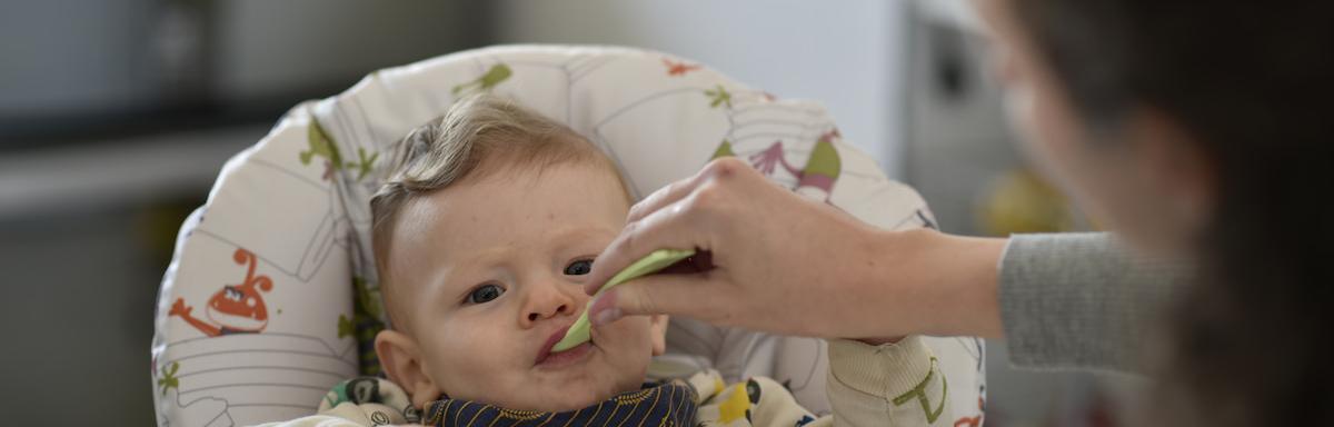 Mãe alimentando o seu bebê