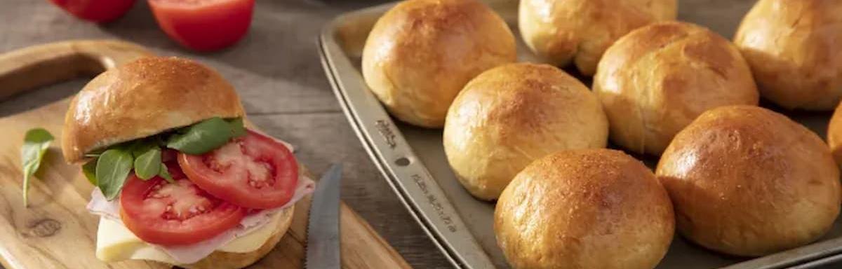 Pão de Batata Doce em uma bandeja em cima de uma mesa