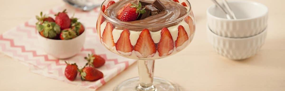 Pavê com Creme de Leite MOÇA e Chocolate na taça em cima da mesa